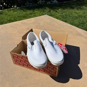 Vans White Classic Slip On Shoes (Box Included) Men’s 6 Women’s 7.5